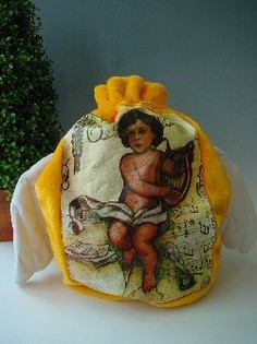 Kleine Geschenktasche aus Kunstfell mit Engelsflügeln (2er-Pack)
