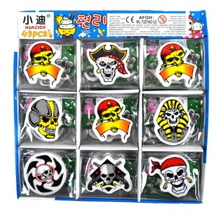 Totenkopf-Radiergummis im Display (45er-Set)
